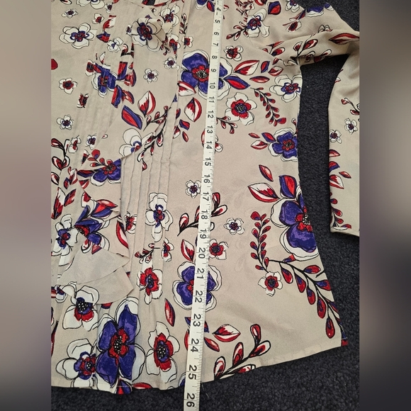 Banana Republic Women's Med Gray Red Blue Floral Long Sleeve Blouse Lightweight - Picture 3 of 8